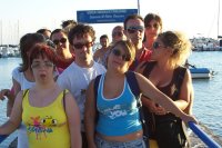 Un gruppo di ragazzi all'uscita del molo Un gruppo di ragazzi all'uscita del molo