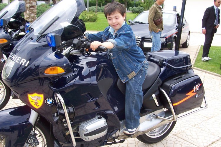 Un bimbo sulla moto dei Carabinieri