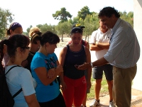 L'Enologo mostra ai ragazzi un tipo di uva L'Enologo mostra ai ragazzi un tipo di uva